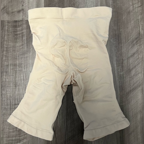 Skims Sculpting Short Above The Knee With Open Gusset- Clay - Picture 4 of 6